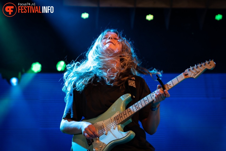 girl in red op Lowlands 2019 - Vrijdag foto