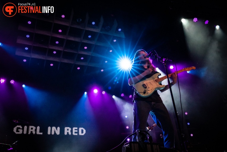 girl in red op Lowlands 2019 - Vrijdag foto