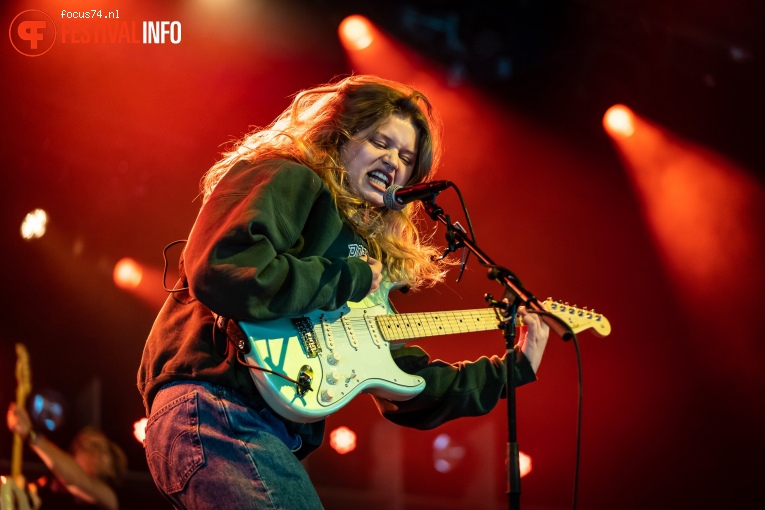 girl in red op Lowlands 2019 - Vrijdag foto