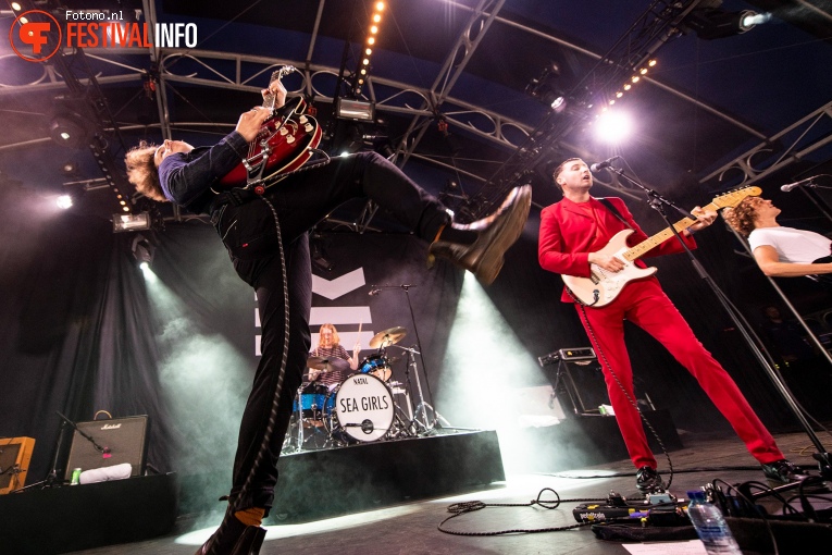 Sea Girls op Lowlands 2019 - Zondag foto