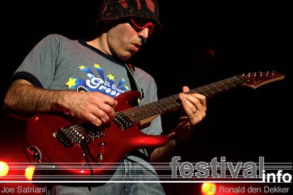 Joe Satriani op Arrow Classic Rock 2004 foto