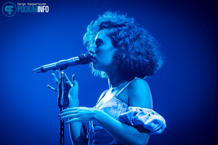 Raye op Khalid - -01/10 - Ziggo Dome foto