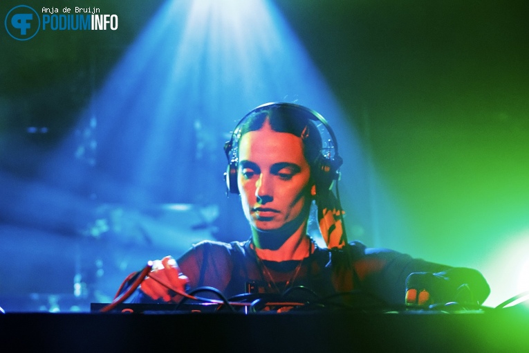 Nina Las Vegas op Sofi Tukker - 27/11 - Maassilo foto