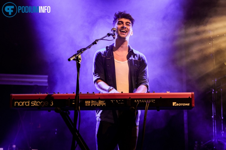 Benedict Cork op Duncan Laurence - 11/10 - Maassilo foto