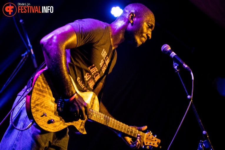 Cedric Burnside op Take Root 2019 foto