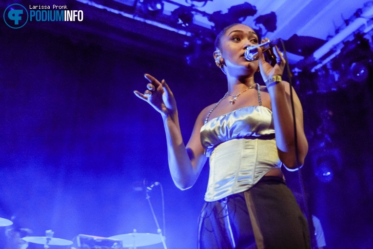 Joy Crookes op Joy Crookes - 20/11 - Paradiso foto