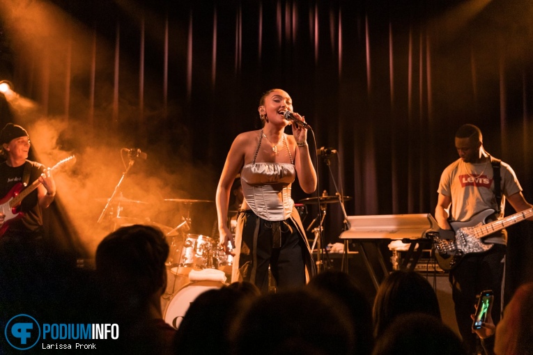 Joy Crookes op Joy Crookes - 20/11 - Paradiso foto