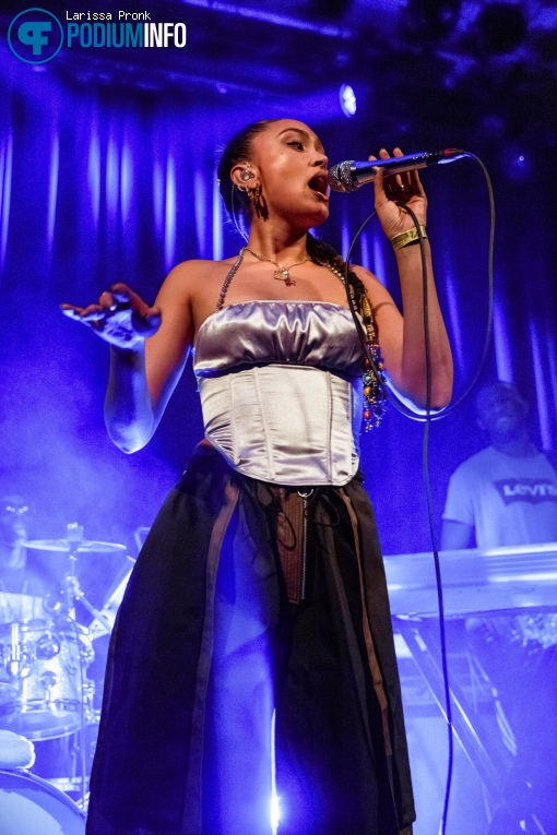 Joy Crookes op Joy Crookes - 20/11 - Paradiso foto