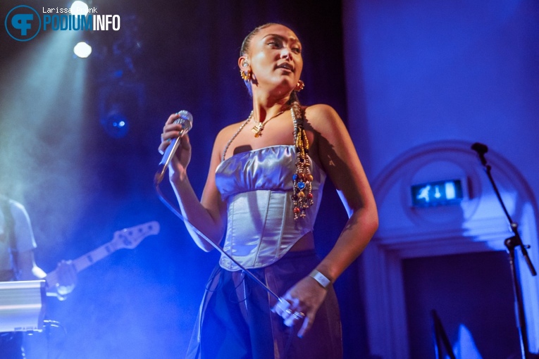 Joy Crookes op Joy Crookes - 20/11 - Paradiso foto