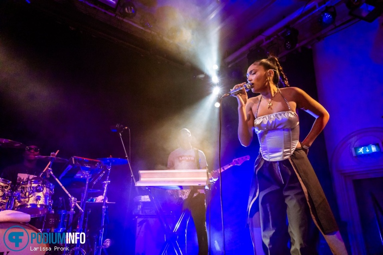 Joy Crookes op Joy Crookes - 20/11 - Paradiso foto