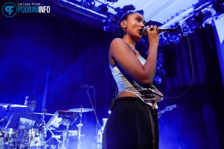 Joy Crookes op Joy Crookes - 20/11 - Paradiso foto