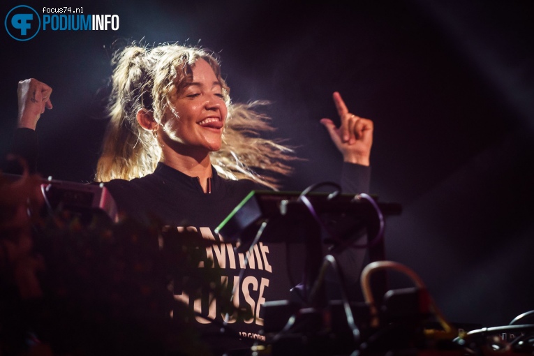 LP GIOBBI op Sofi Tukker - 26/11 - Paradiso foto