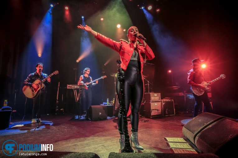 Trijntje Oosterhuis op Trijntje Oosterhuis - 01/11 - Grenswerk foto