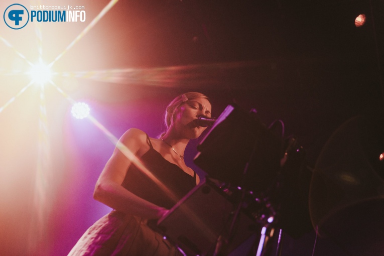 Rosie Lowe op Shura - 12/11 - Melkweg foto