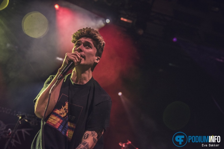 Holding Absence op Sleeping with Sirens - 13/11 - Effenaar foto