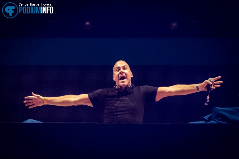 Mental Theo op DJ Paul Elstak - 14/12 - Gelredome foto