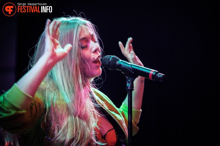 Becky Hill op Eurosonic Noorderslag 2020 - donderdag foto