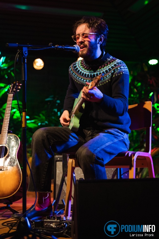 Harrison Withford op Noah Gundersen - 22/01 - Paradiso Noord (Tolhuistuin) foto