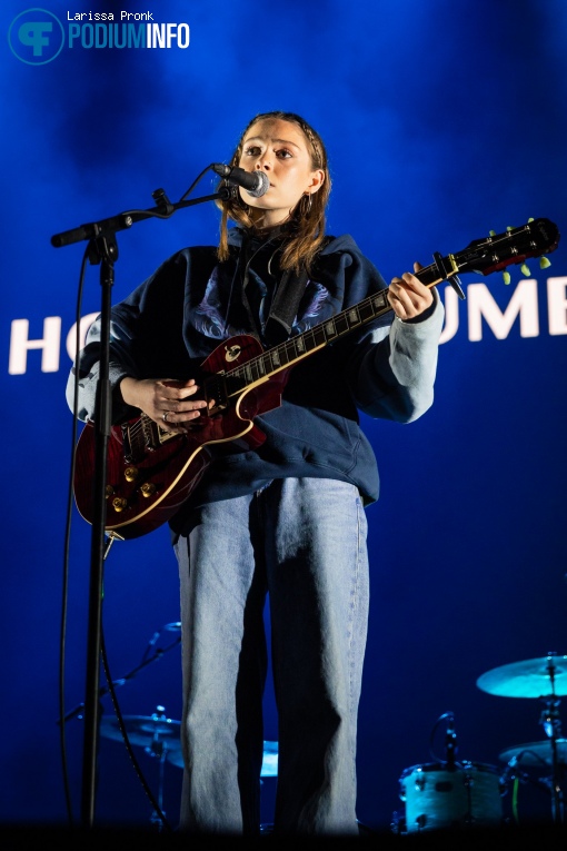 Holly Humberstone op Lewis Capaldi - 13/02 - AFAS Live foto