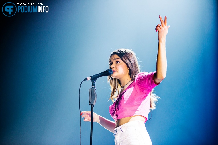 Emily Roberts op James Blunt - 28/02 - AFAS Live foto
