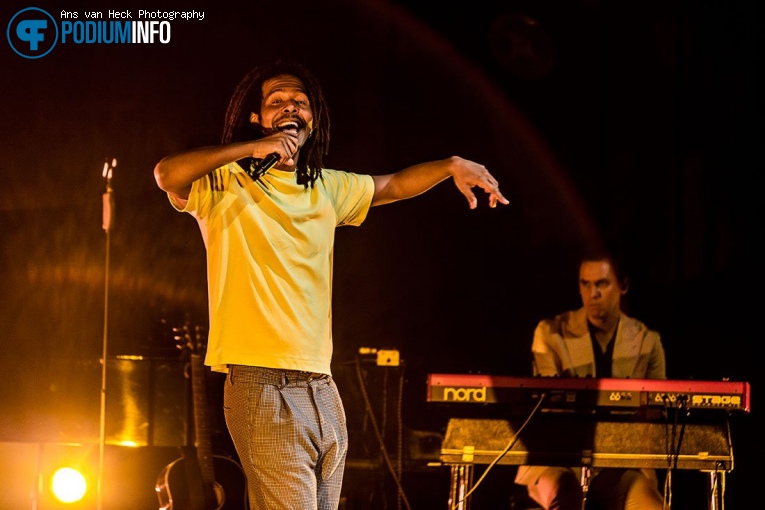 Foto Jeangu Macrooy op Jeangu Macrooy - 08/10 - Chasse Theater