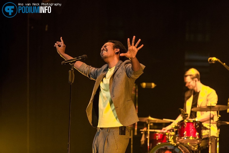 Foto Jeangu Macrooy op Jeangu Macrooy - 08/10 - Chasse Theater