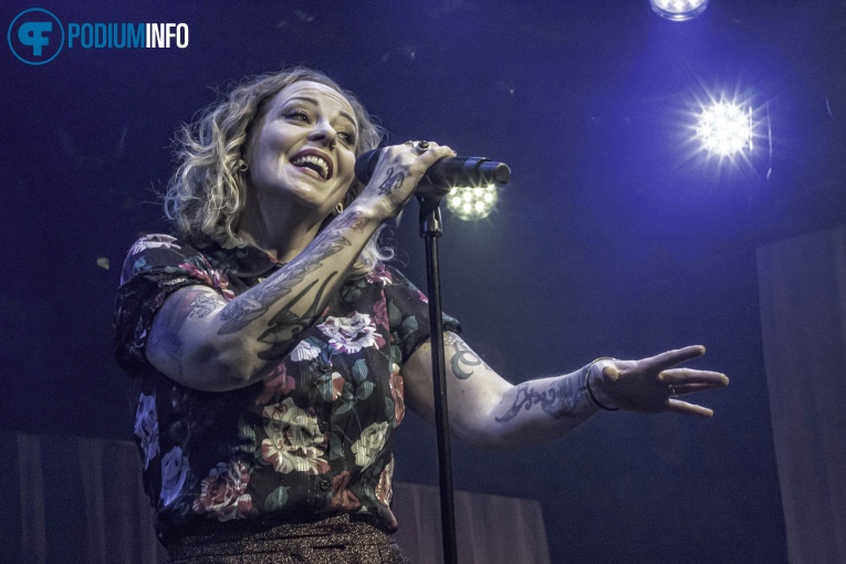 Anneke van Giersbergen op Anneke van Giersbergen - 24/10 - Melkweg foto