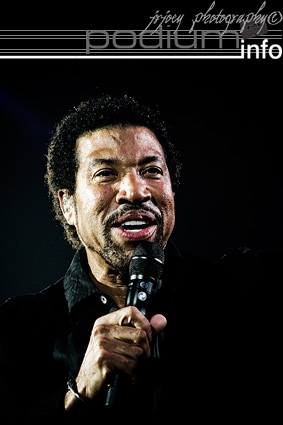 Lionel Richie op Symphonica in Rosso - 6/9 - Gelredome foto