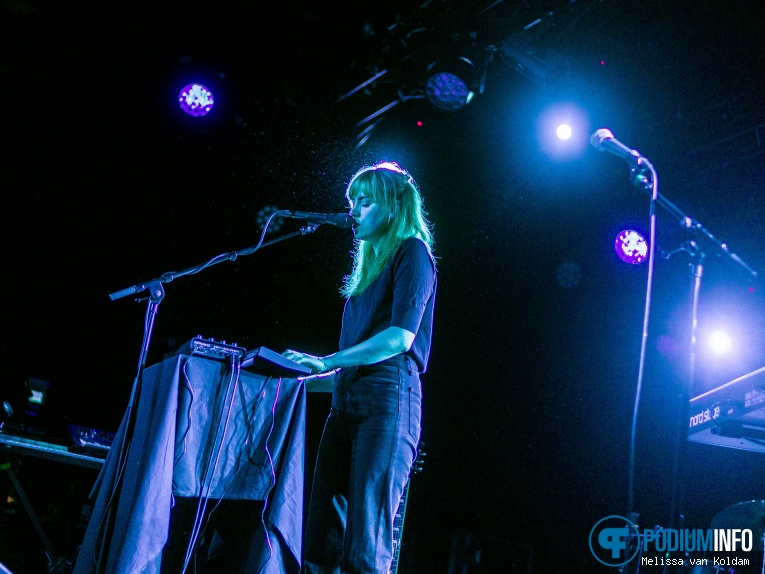 Aoife Nessa Frances op The weather Station - 27/03 - Paradiso Tolhuistuin foto