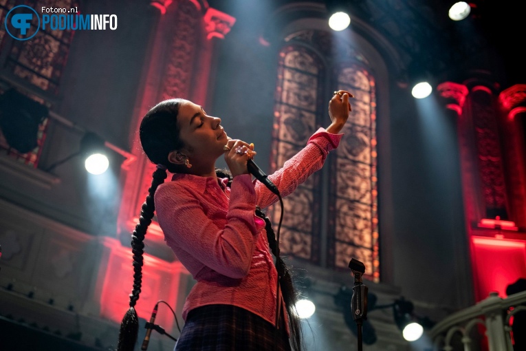 Olivia Dean op Jordan Rakei - 06/04 - Paradiso foto