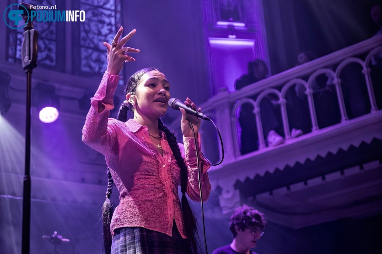 Olivia Dean op Jordan Rakei - 06/04 - Paradiso foto