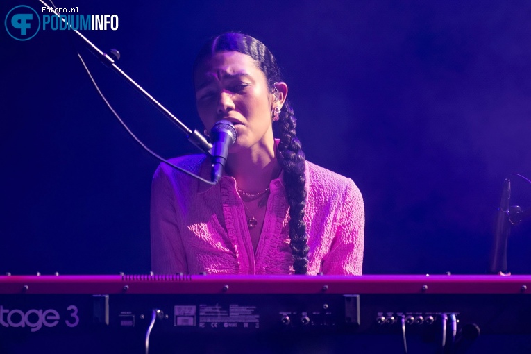 Olivia Dean op Jordan Rakei - 06/04 - Paradiso foto