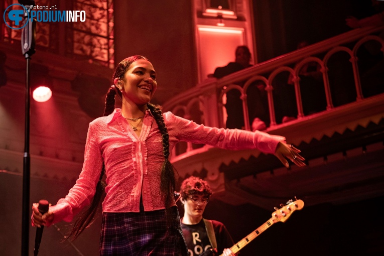 Olivia Dean op Jordan Rakei - 06/04 - Paradiso foto