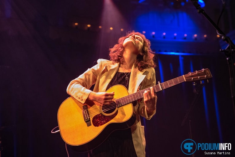 Someone op Cate le Bon - 12/04 - Paradiso foto