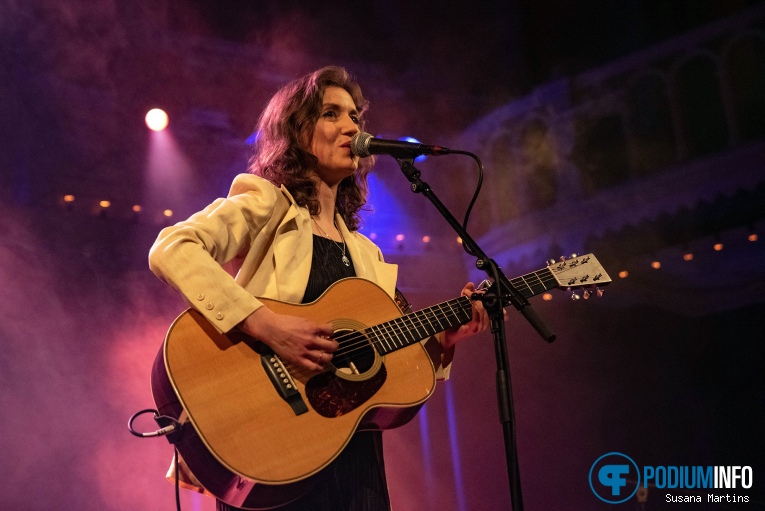 Someone op Cate le Bon - 12/04 - Paradiso foto