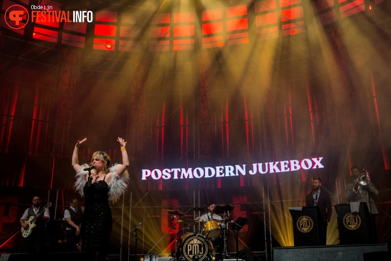 Scott Bradlee's Postmodern Jukebox op Paaspop 2022 foto