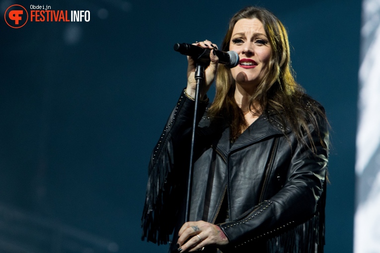 Floor Jansen op Paaspop 2022 foto