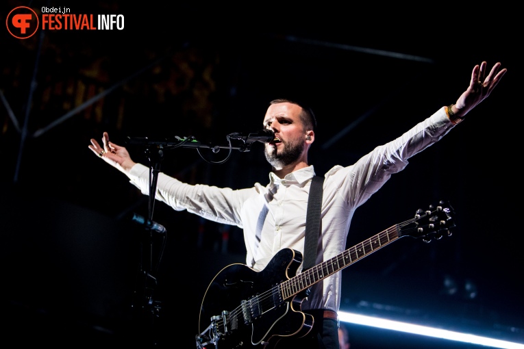 White Lies op Paaspop 2022 foto