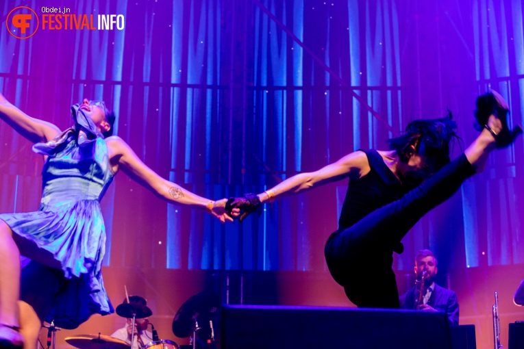 Scott Bradlee's Postmodern Jukebox op Paaspop 2022 foto