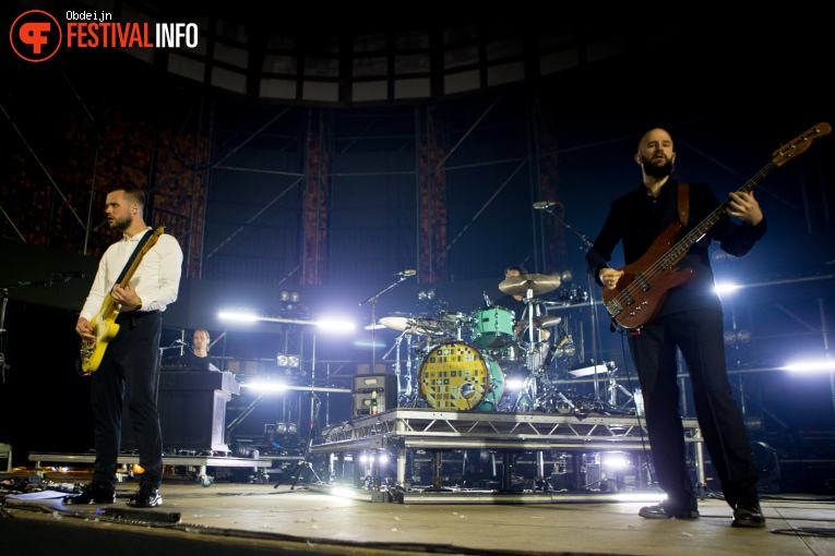 White Lies op Paaspop 2022 foto