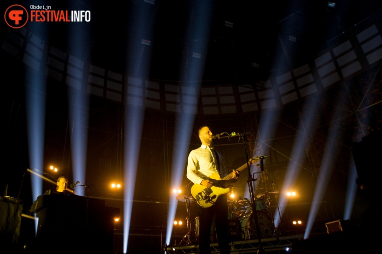 White Lies op Paaspop 2022 foto