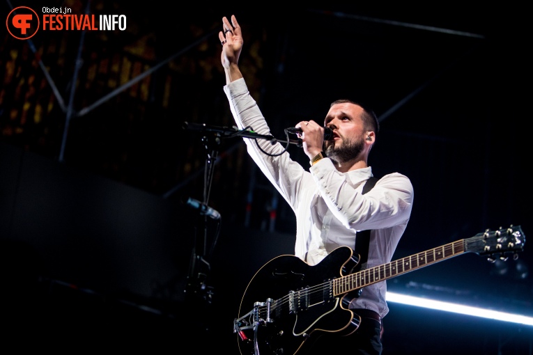 White Lies op Paaspop 2022 foto