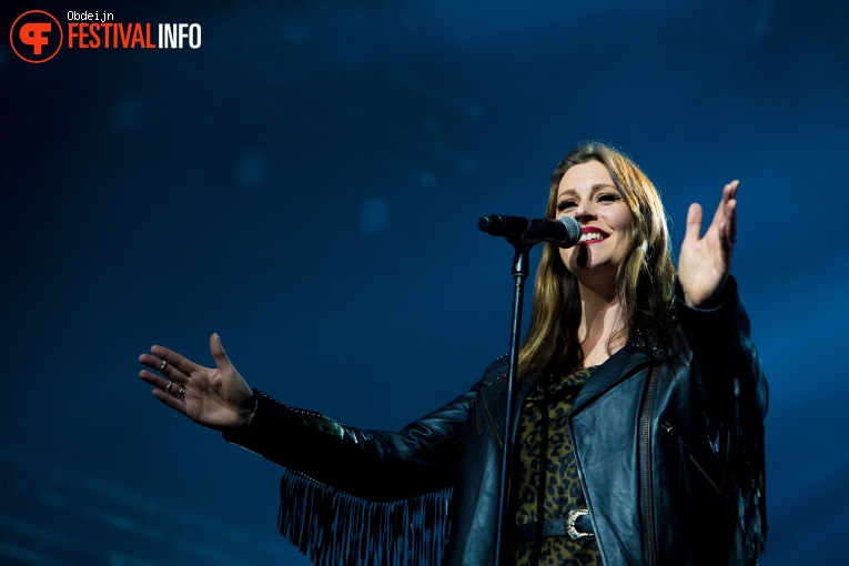 Floor Jansen op Paaspop 2022 foto