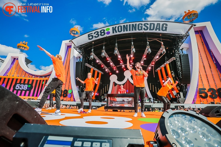 Bankzitters op 538 Koningsdag 2022 foto