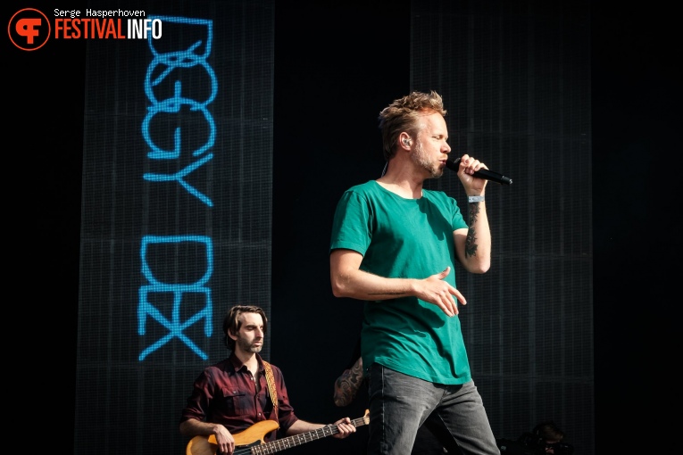 Diggy Dex op Bevrijdingsfestival Overijssel 2022 foto