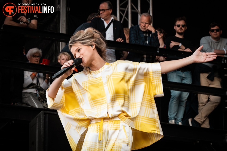 Selah Sue op Bevrijdingsfestival Overijssel 2022 foto