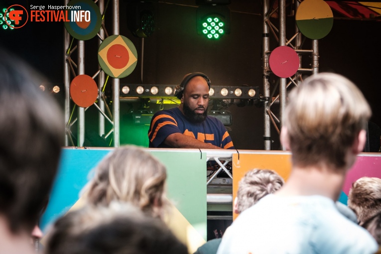 DJ Willie Wartaal op Bevrijdingsfestival Overijssel 2022 foto