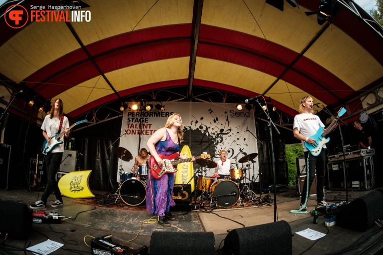 Cloudsurfers op Bevrijdingsfestival Overijssel 2022 foto