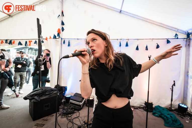 Vera Bon op Bevrijdingsfestival Overijssel 2022 foto