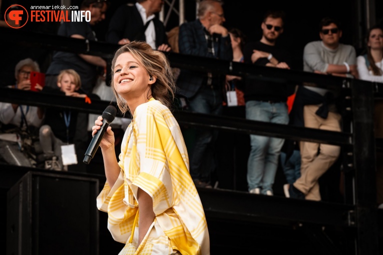 Selah Sue op Bevrijdingsfestival Overijssel 2022 foto